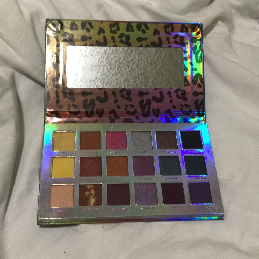 Color story vibrant eyeshadow palette NWT